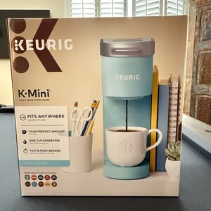 NEW Keurig Single Serve Coffee Brewer in Aqua Oasis
